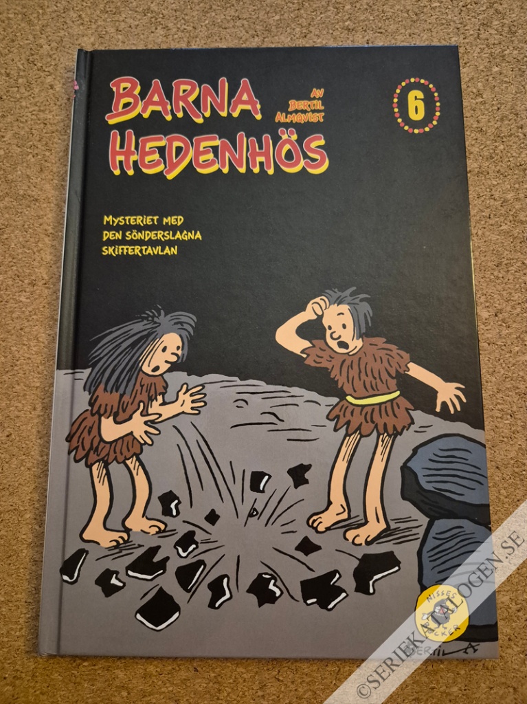 Framsida på Barna Hedenhös Mysteriet med den sönderslagna skiffertavlan (2010)
