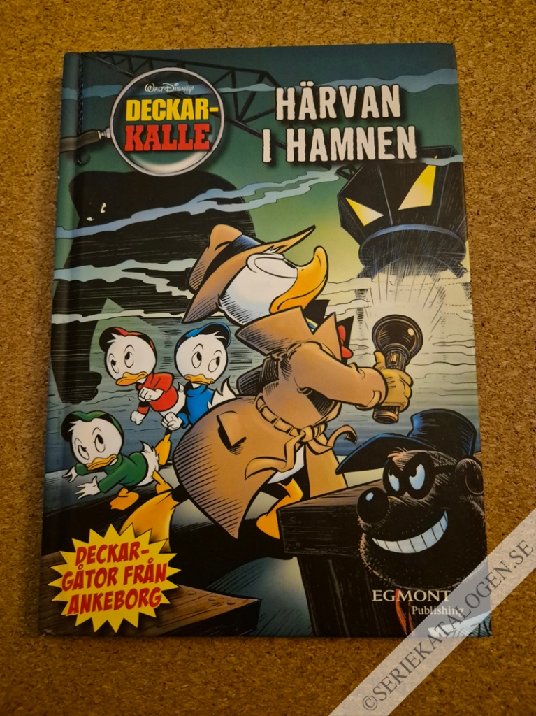 Framsida på Deckar-Kalle Härvan i hamnen (2019)