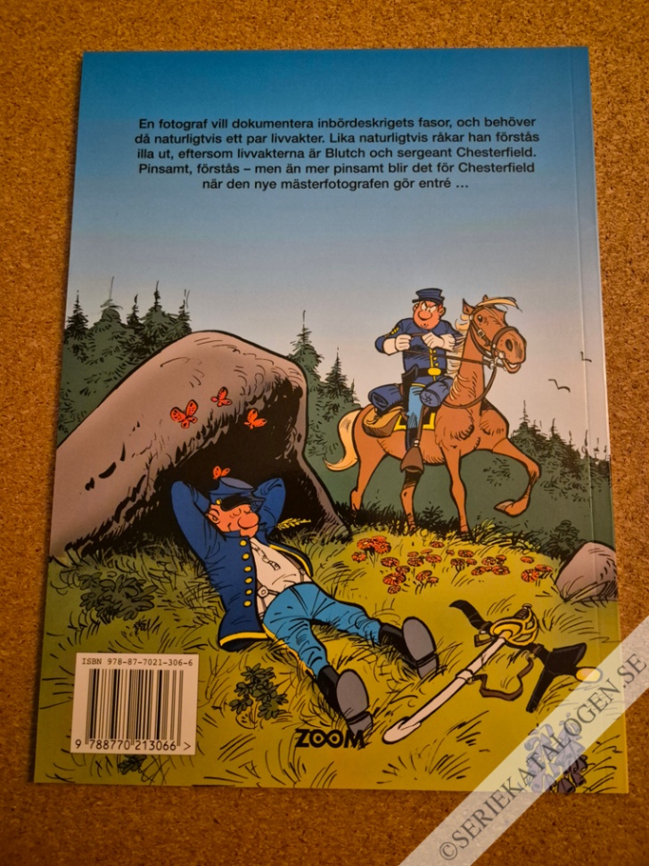 Baksida på Blårockarna i svart och vitt (2023)