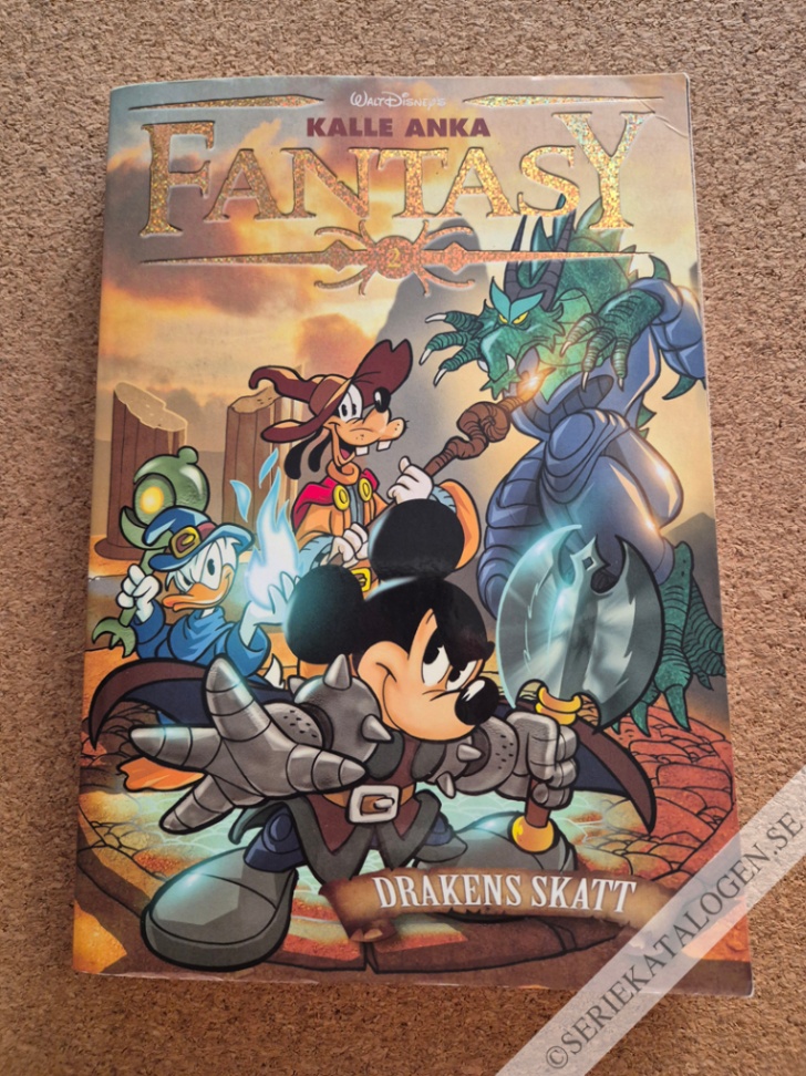 Framsida på Ankeborgs samlarpocket Kalle Anka Fantasy 2 - Drakens skatt (2017)