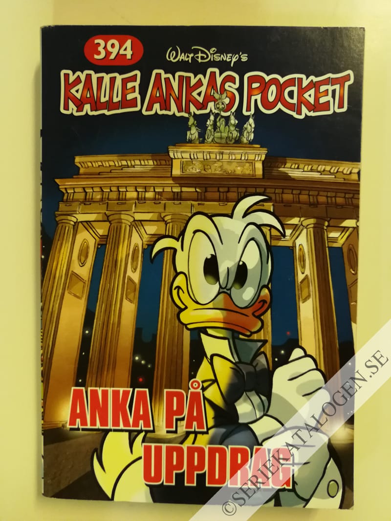 Framsida på Kalle Ankas pocket #394 - Anka på uppdrag (2011)
