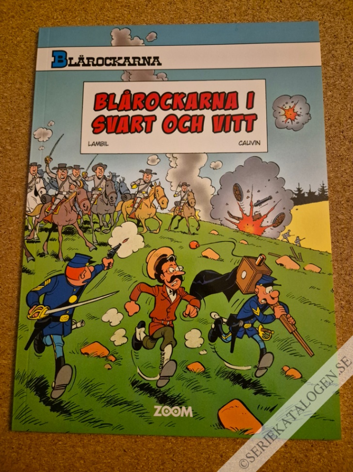 Framsida på Blårockarna Blårockarna i svart och vitt (2023)