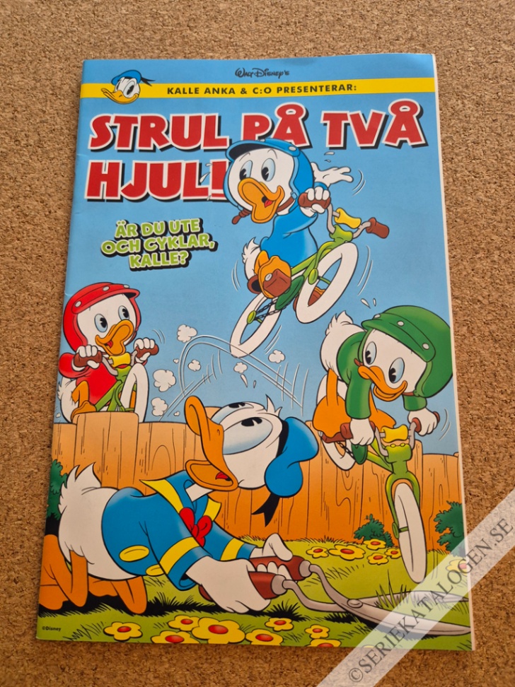 Framsida på Kalle Anka & C:o presenterar (Kalle Anka & C:o Megapåse) Strul på två hjul! (2023)