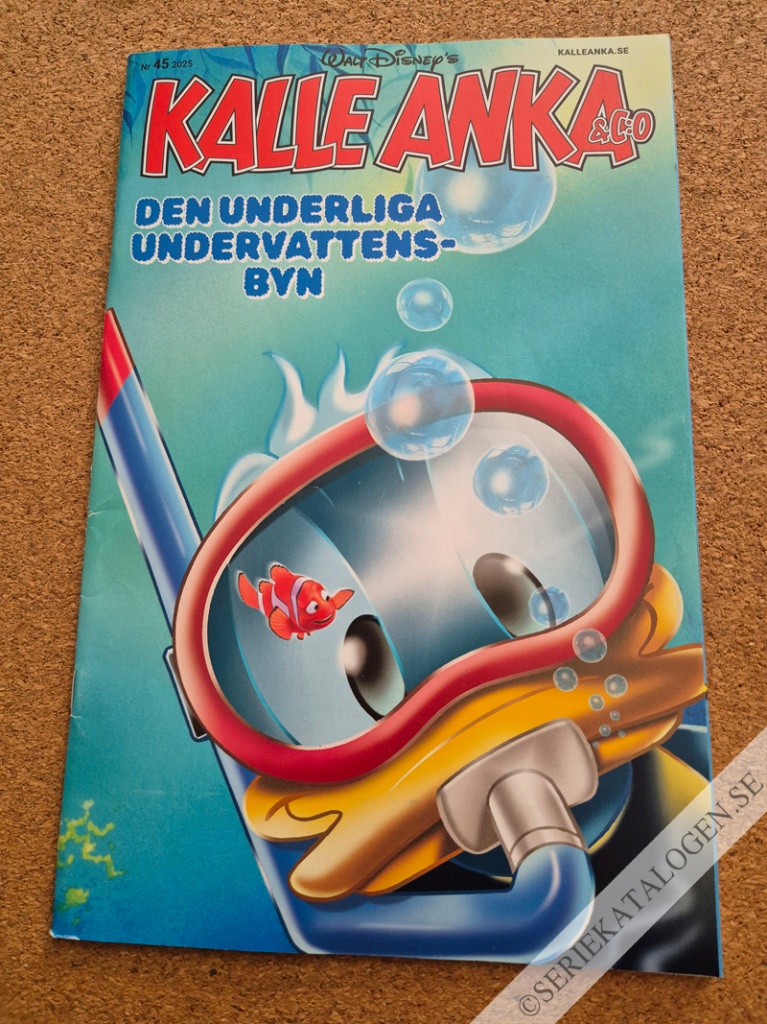 Framsida på Kalle Anka & C:o #45 - Den underliga undervattensbyn (2025)