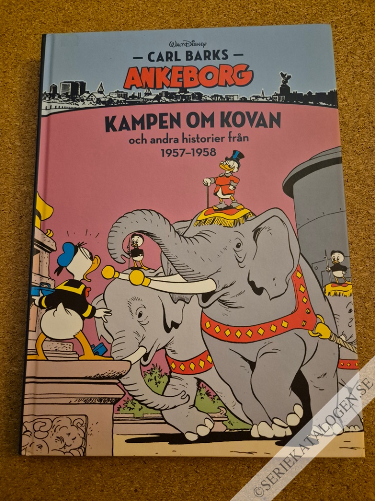 Framsida på Carl Barks Ankeborg Kampen om kovan och andra historier från 1957-1958 (2015)