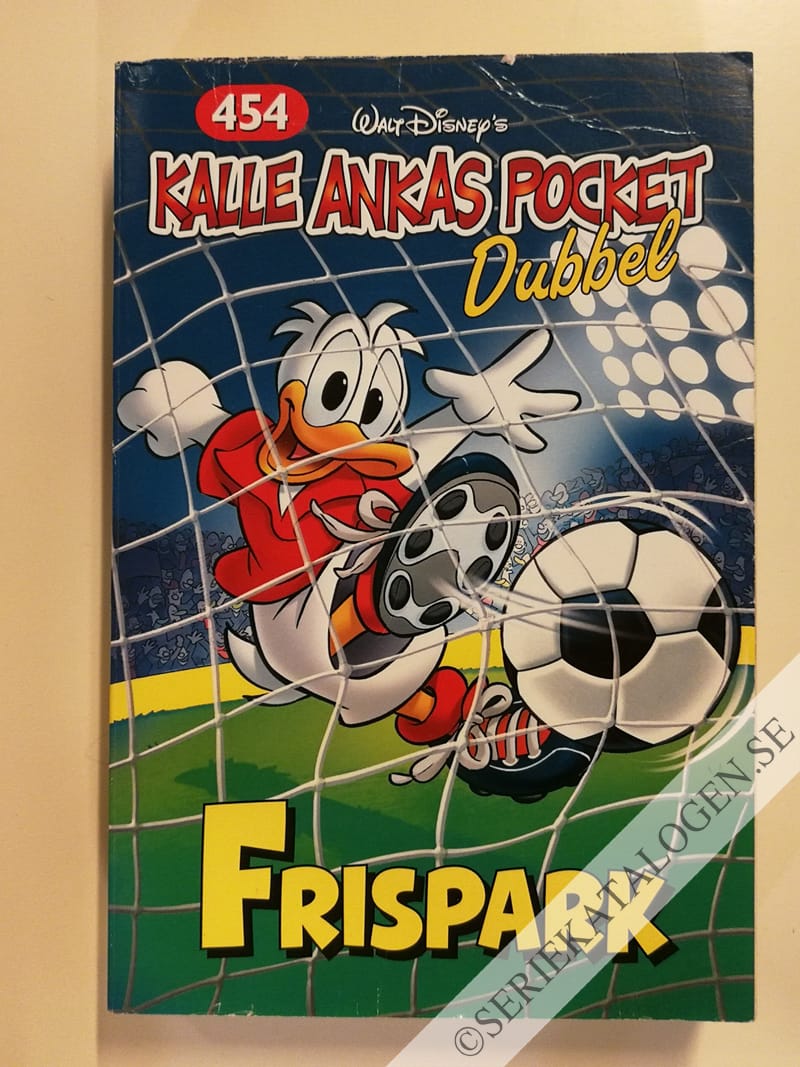 Framsida på Kalle Ankas pocket #454 - Frispark (2016)