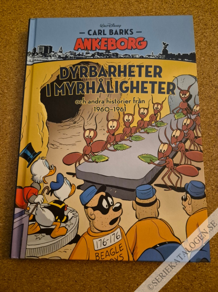 Framsida på Carl Barks Ankeborg Dyrbarheter i myrhåligheter och andra historier från 1960-1961 (2017)