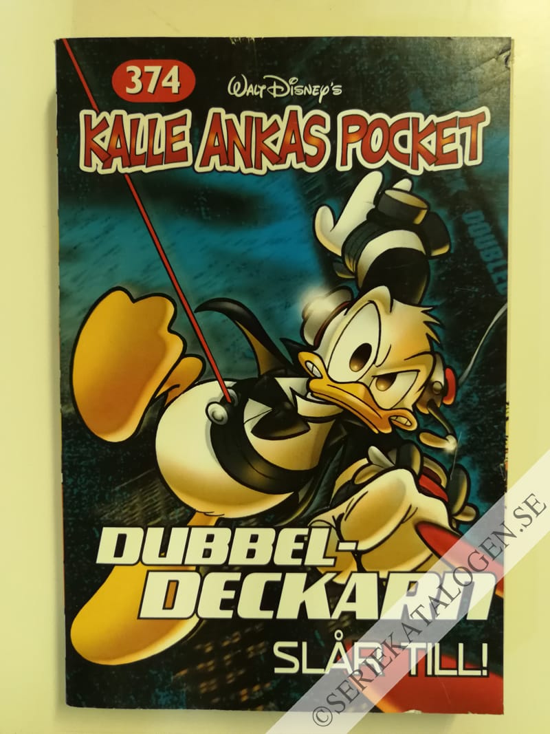 Framsida på Kalle Ankas pocket #374 - Dubbeldeckarn slår till! (2010)