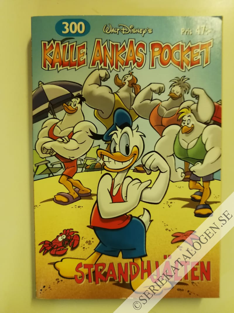Framsida på Kalle Ankas pocket #300 - Strandhjälten (2004)